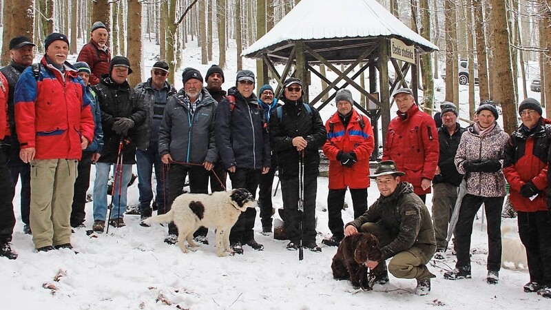 Die Teilnehmer, die mit dem Further Waldverein zum Böhmischen Brunnen aufgebrochen waren, zusammen mit dem KCT-Vorsitzenden Petr Matjeka, dessen Stellvertreter Stepán Thomayer sowie Forstdirektor Josef Forst.