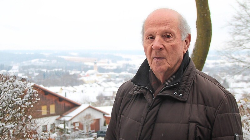 Wenige Tage vor seinem 90. Geburtstag: Ernst Girmindl schaut von seinem Haus auf eine prosperierende Stadt hinab.
