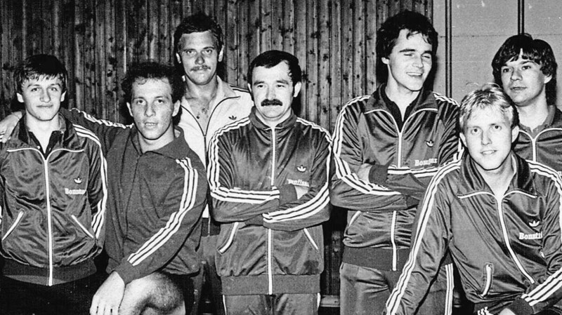 GLORREICHE ZEITEN: 1980/81 stieg die DJK Altdorf in die 2. Bundesliga auf - möglich machten's (v.l.) Erich Ziemlich, Wolfgang Mehlstäubl, Abteilungsleiter Gerd Pollinger, Fritz Dünzl, Wolfgang Minge, Wolfgang Maier und Reiner Doppelhammer.