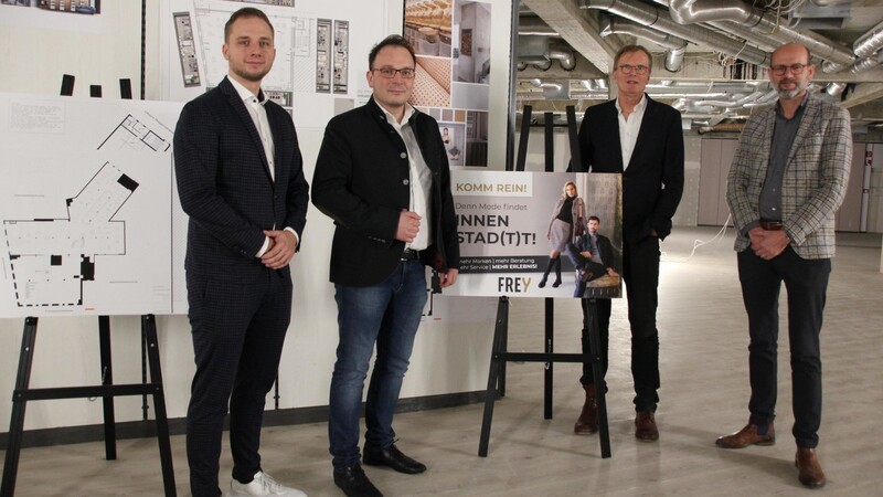 Bürgermeister Martin Stoiber (Zweiter von links) verschafft sich gemeinsam mit Sebastian Sprödhuber, Helmut Hagner und Lothar Rödel von der Unternehmensgruppe Frey einen Einblick vom Baufortschritt.