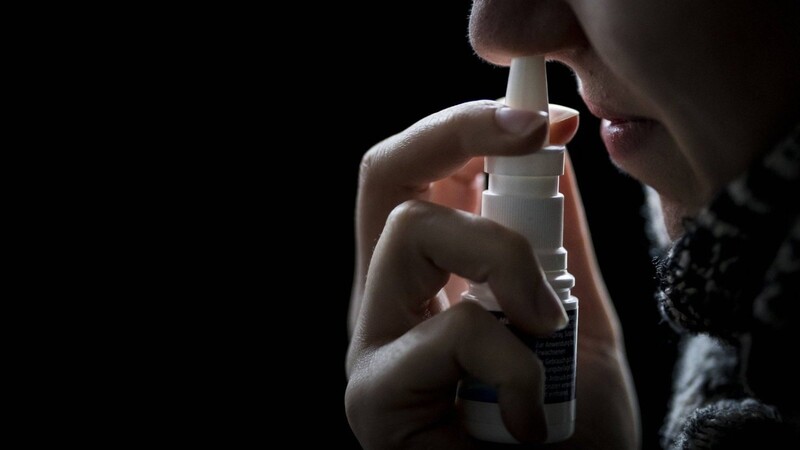 Schätzungsweise 100.000 Menschen sind in Deutschland süchtig nach Nasenspray. Dadurch steigt nicht nur das Risiko für Nasenbluten. (Symbolbild)