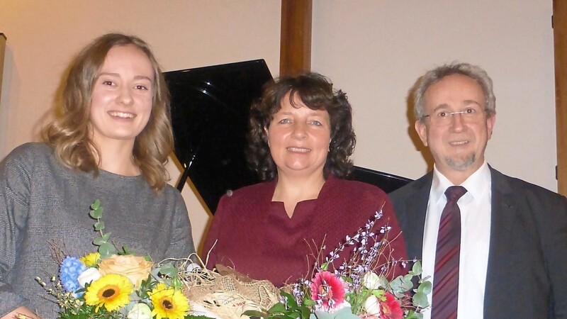 Pfarrer Jörg Gemkow dankte der Referentin Ruth Müller (Mitte) und Melanie Rose für die musikalischen Darbietungen mit einem Blumenstrauß.