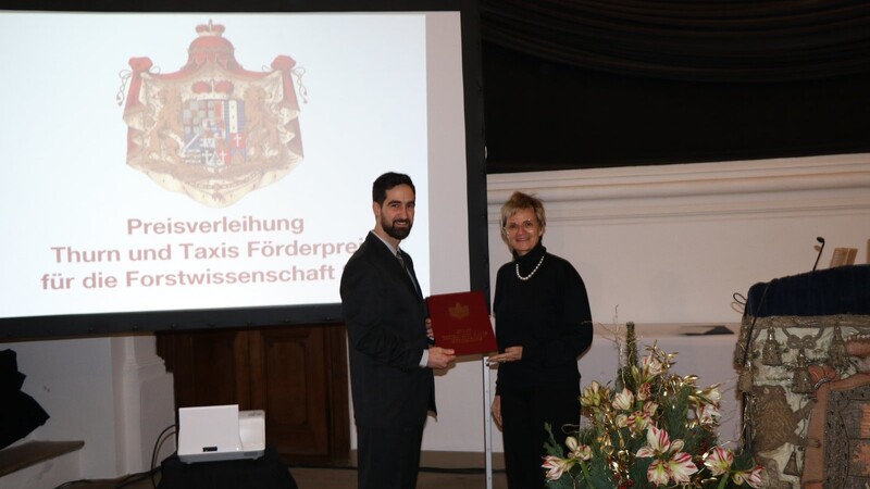 Fürstin Gloria übergibt den Thurn und Taxis Förderpreis an Dr. Adrian Dănescu.