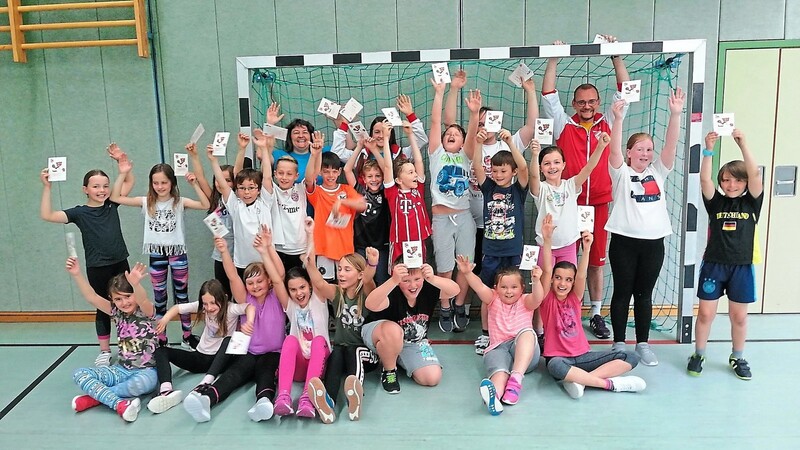 Mit sichtlicher Begeisterung verabschiedeten die Pürkwanger Schulkinder nach dem Handball-Schnuppervormittag die Trainer aus Rottenburg.