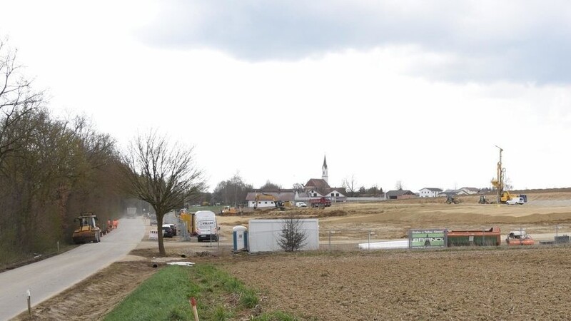 Zwischen Velden und Kreuz (im Hintergrund) laufen die Bauarbeiten für das neue Schaltbau-Werk.