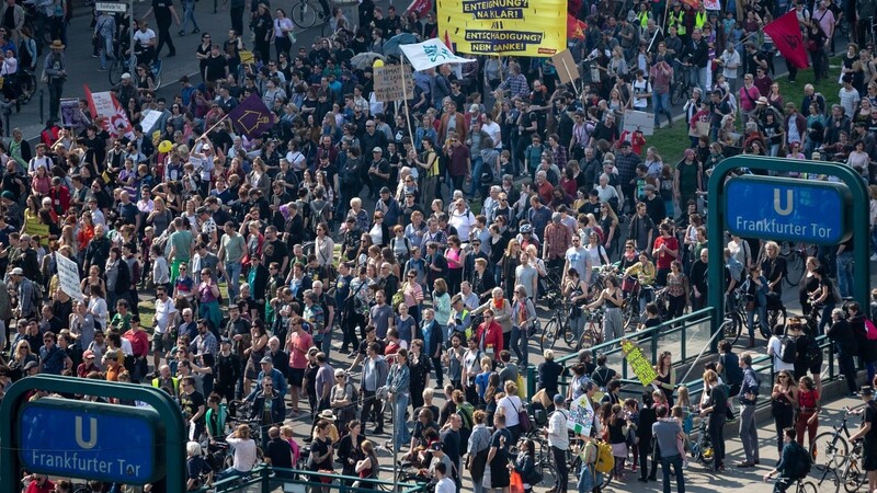 Der Demonstrationszug gegen steigende Mieten vom Bündnis gegen Verdrängung und #Mietenwahnsinn zieht am Frankfurter Tor in Berlin vorbei.