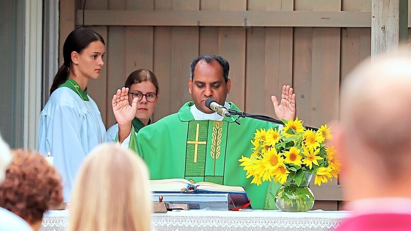 Pater Anish Jacob bei einem seiner Gottesdienste.