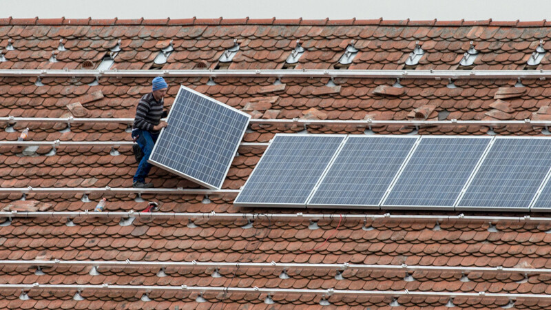 Massenhaft neue Photovoltaik-Anlagen auf Hausdächern, Holzkraft-Hackschnitzelvergaser und Geschwindigkeitsbeschränkungen sind einige der möglichen Maßnahmen, die die Solargemeinschaft gesammelt hat.