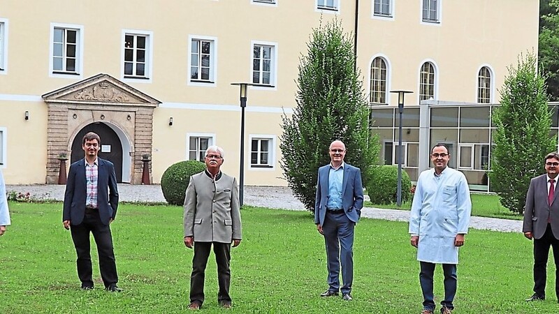 Im Beisein von Landrat Peter Dreier (r.), Laurentius Seidl (2.v.r.), Jakob Fuchs (3.v.l.), Christian Maier (4.v.r.) und Hans-Dieter Schraml (l.) wurde Dr. Reinhold Wallner (4.v.l.) in den Ruhestand verabschiedet und seine beiden Nachfolger Dr. Nicole Wagensohner (2.v.l.) und M.B.B.Ch. Mina Sief (3.v.r.) begrüßt.