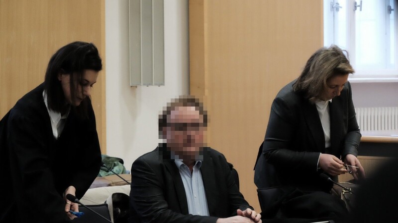 Karl B. und seine Verteidigerinnen Ricarda Lang (r.) und Daniela Gabler an einem früheren Prozesstag.