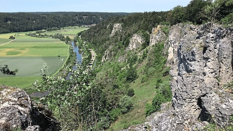 Ein beeindruckender Blick über zerklüftete Felsformationen auf die Altmühl - den langsamsten Fluss Bayerns.