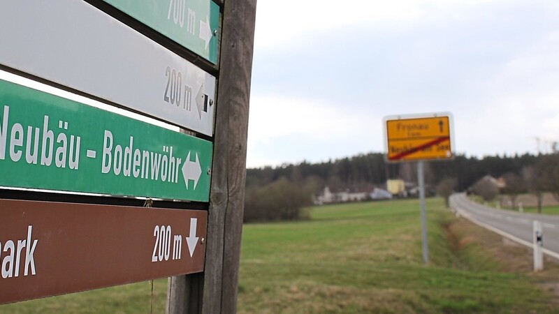 Bisher führt der Radweg von Neubäu am See nach Bodenwöhr bis zum Waldrand entlang der vielbefahrenen Fronauer Straße. Eine Umlegung auf die Pfarrer-Müllbauer-Straße, von der ein Schotterweg Richtung Bodenwöhr abzweigt, könnte die Sicherheit verbessern.