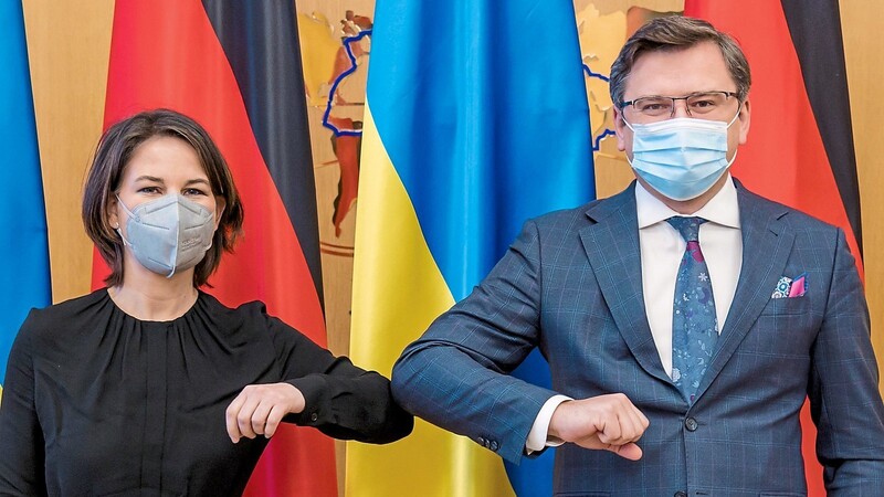 Außenministerin Annalena Baerbock (Grüne) sagte dem ukrainischen Außenminister Dmytro Kuleba (r.) diplomatische Unterstützung zur Lösung der Krise mit Russland zu.