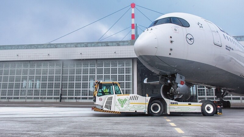 Der klimaneutrale Goldhofer Flugzeugschlepper Phoenix E zieht mühelos einen Airbus A350 der Lufthansa.