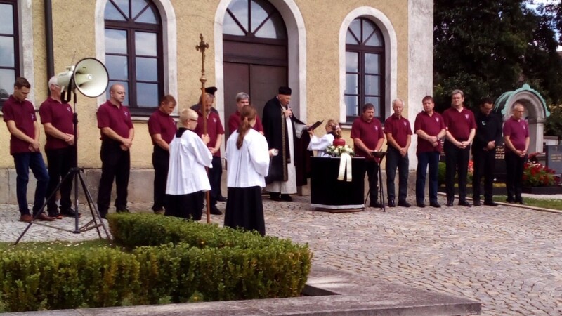 Dekan Richard Meier nahm die Aussegnung auf dem Friedhof vor. An der Spitze des Trauerzuges trugen zwei Mitglieder der Kardinal-Garde des Drachenstich-Festspiels dann die Urne zum Familiengrab.