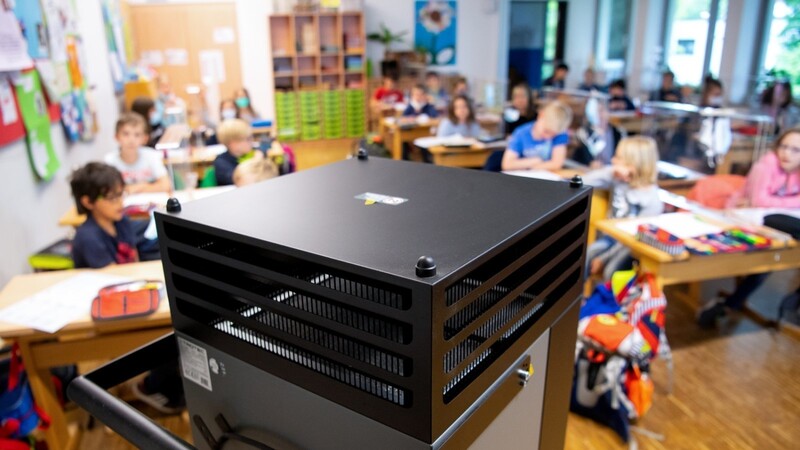 Ein Luftfilter steht in einem Klassenraum einer Grundschule. Der Freistaat fördert das jetzt, die Kommunen sollen im Nu beschaffen - neun Wochen vor dem neuen Schuljahr und bei vorgeschriebener europaweiter Ausschreibung.