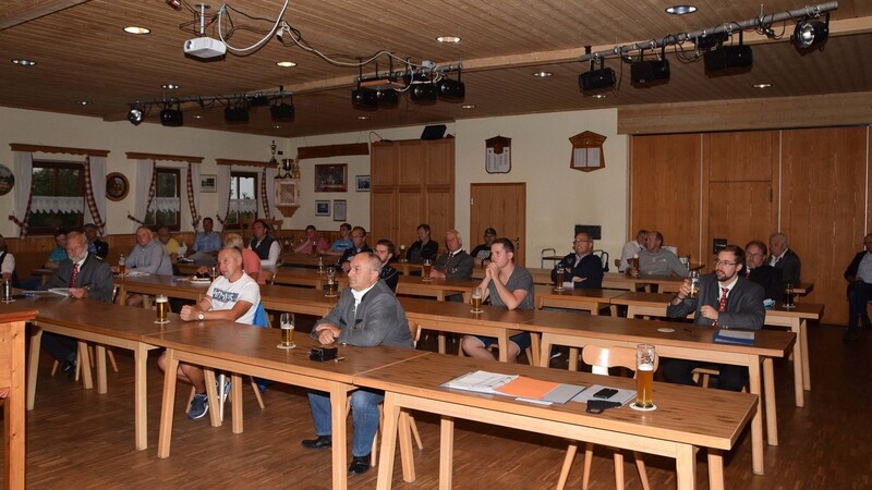 Die Hauptversammlung der SG Almenrausch Berglern unter Einhaltung der Sicherheitsabstände.