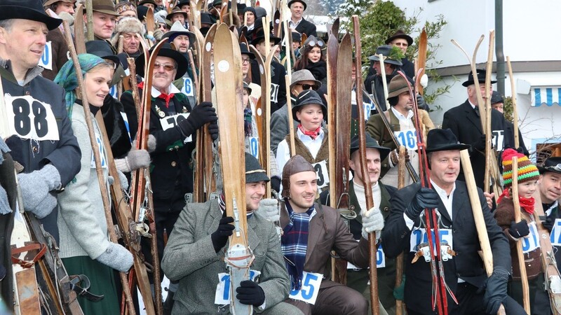 Wie vor mehr als 100 Jahren "stürzen" sich die Teilnehmer des Nostalgie-Skirennens in entsprechender Kleidung und auf historischen Brettern ins Tal.