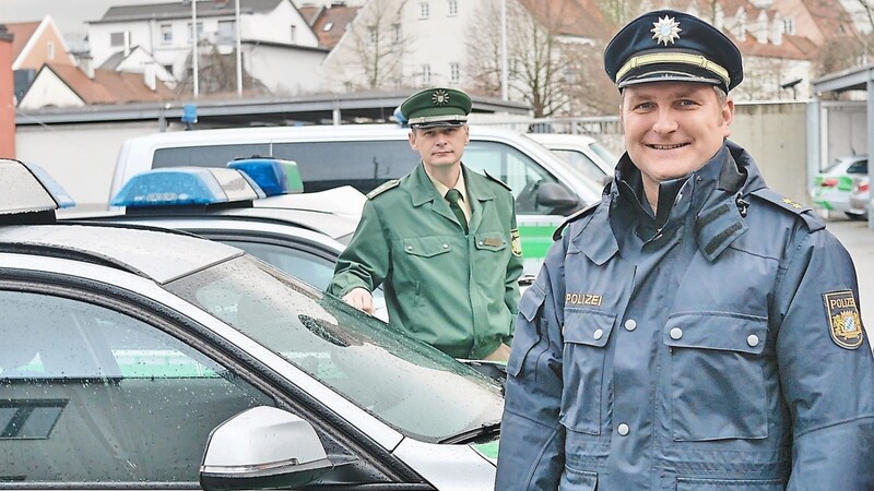 Der Chef der Deggendorfer Polizei, Stephan Seiler (r.), ist mit den Zahlen der Unfallstatistik 2019 zufrieden, betont aber, dass der Kontrolldruck aufrecht erhalten werden müsse.