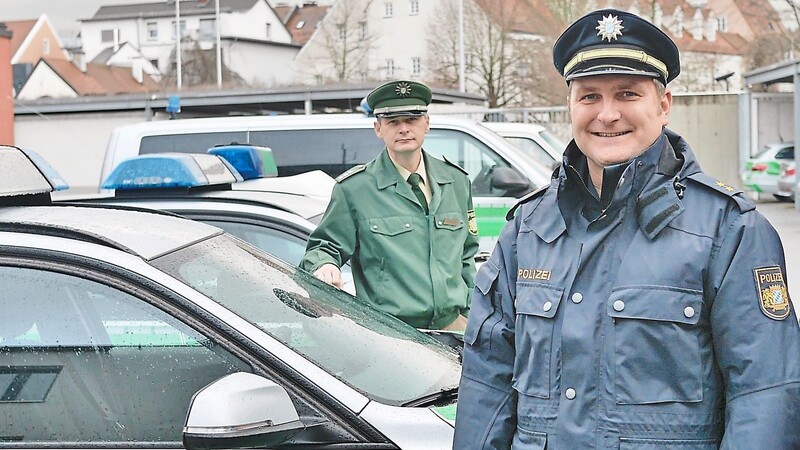 Der Chef der Deggendorfer Polizei, Stephan Seiler (r.), ist mit den Zahlen der Unfallstatistik 2019 zufrieden, betont aber, dass der Kontrolldruck aufrecht erhalten werden müsse.