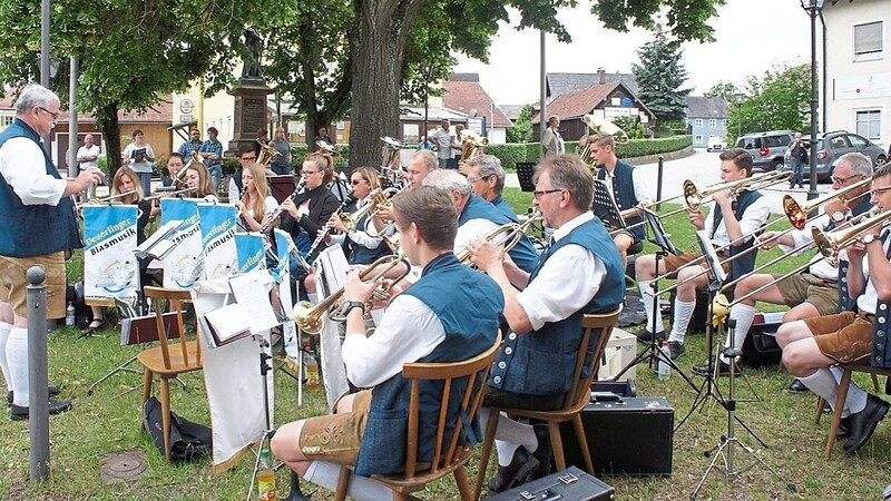 Die Deuerlinger Blasmusik bereicherte das Fest am Wiesenter Dorfplatz.