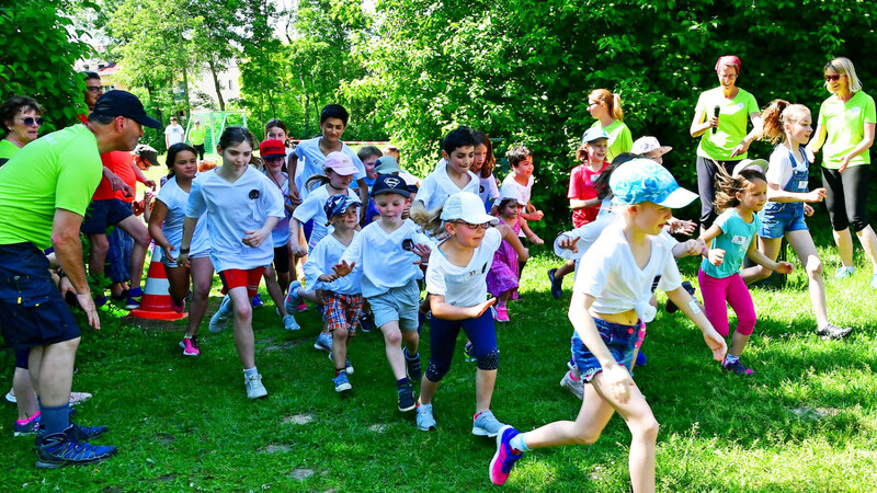 Start der Kinder bis zum Alter von 12 Jahren zum 200-Meter-Rundkurs, der so oft wie möglich zu absolvieren war.