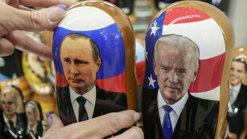 Die traditionellen russischen Matrjoschka-Holzpuppen gibt es auch mit den Bildern von Kremlchef Wladimir Putin (l.) und dem US-Präsidenten Joe Biden.