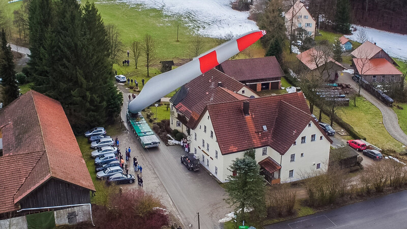 Ein überdimensionales Windrad wurde am Montag nach Wiesenfelden transportiert.
