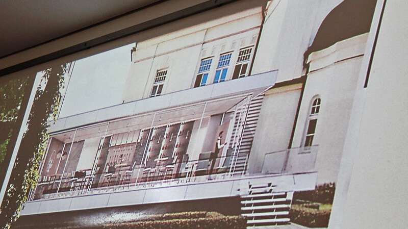 Die geplante Stahl-Glaskonstruktion, statt grau künftig in weiß, hat das Bauamt als Animation im Sitzungssaal präsentiert.