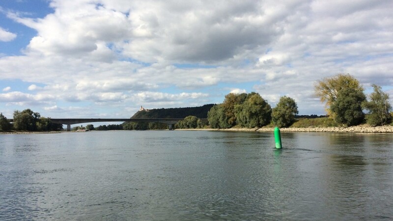 In der Donau bei Metten wurde am Mittwochabend eine tote Person entdeckt. (Symbolbild)
