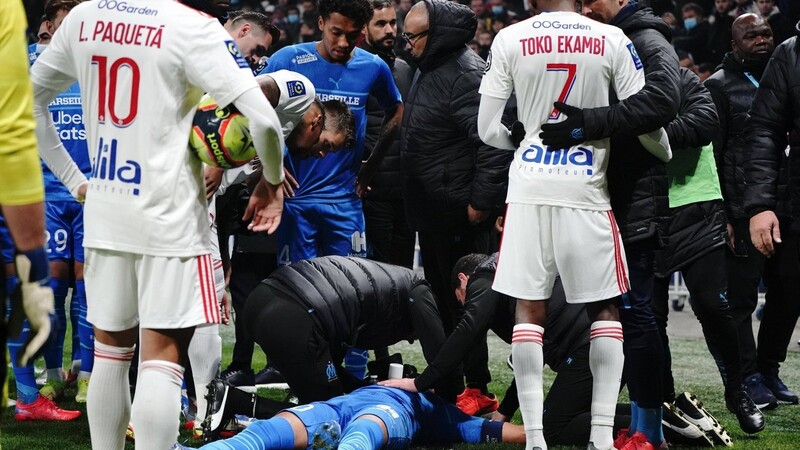 Dimitri Payet von Olympique de Marseille liegt am Boden, nachdem er von einer Flasche am Kopf getroffen wurde.