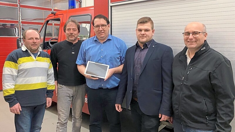 Matthias Hermann und Fabian Weyets sorgten für Ausbau des Feuerwehrfahrzeugs und übergaben ein Einsatz-Tablet.