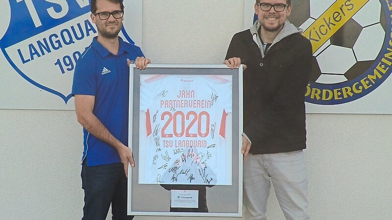 Johannes Frisch (rechts) besiegelt mit der Übergabe des signierten Jahn-Trikots an Achim Mück die Partnerschaft zwischen den Vereinen.