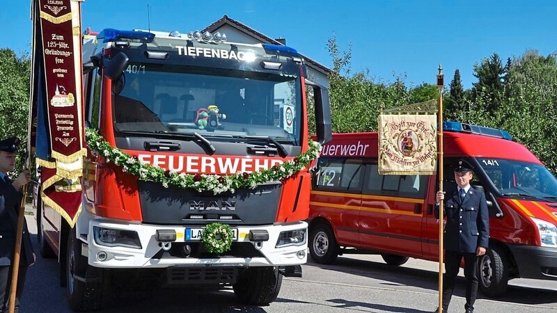 Das neue HLF20 der Tiefenbacher Feuerwehr wurde offiziell in Dienst gestellt und gesegnet.