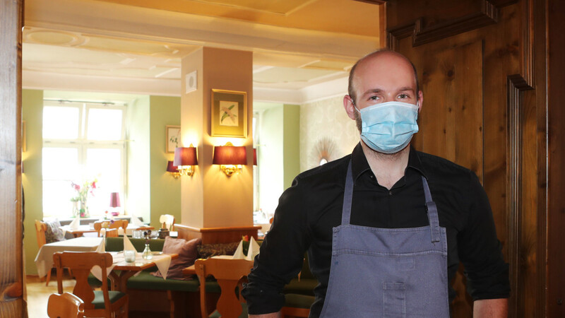 Kein großes Diskussionsthema ist die Maskenpflicht für Johannes Stegfellner vom gleichnamigen Restaurant: "Entweder man trägt eine Maske. Oder man kommt nicht ins Lokal."