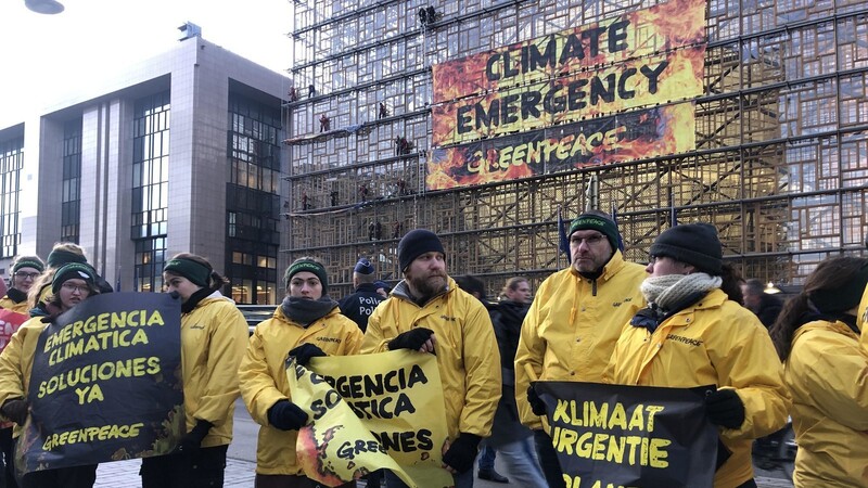 Greenpeace-Aktivisten erinnern die Staatenlenker der EU in Brüssel an den "Klimanotstand".