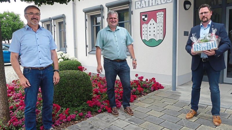 MdL Dr. Gerhard Hopp (rechts) mit Bürgermeister Laumer (Mitte) und Geschäftsstellenleiter Ludwig Holzapfel vor dem Rathaus in Zandt.
