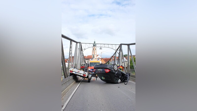 Ein Mercedes samt Anhänger überschlug sich auf der Regenbrücke, nachdem er auf die Leitplanke geraten war.