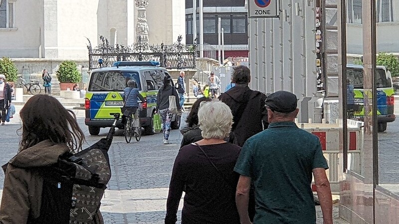 Die Polizei fährt mehrfach durch die Regensburger Innenstadt und hält Ausschau nach Verstößen gegen die Corona-Maßnahmen.