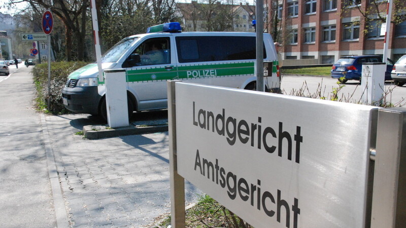 Zu zwei Jahren Haft verurteilte das Schöffengericht das Amtsgerichts Landshut einen 72-Jährigen wegen Verstoßes gegen Weisungen sowie wegen des Besitzes kinder- und jugendpornografischer Schriften vom Amtsgericht Landshut.