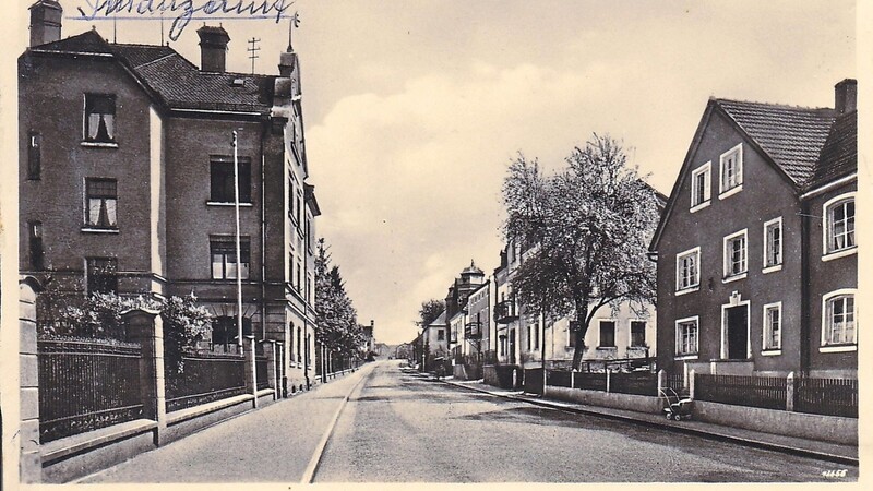 Ein Blick in die Mönchshofstraße stadtauswärts auf einer Postkarte aus den 1970ern. Er reicht bis zum Ende, wo die Straße nach Schlatzendorf weiterführt. Zu sehen ist auch das kleine Türmchen der Kapelle des alten Krankenhauses.