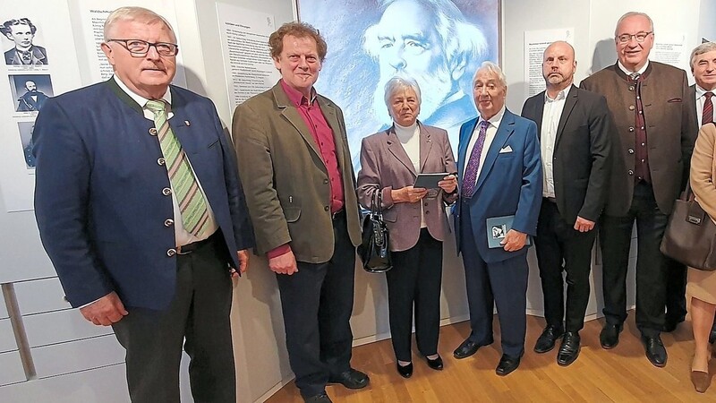Zahlreiche Ehrengäste waren bei der feierlichen Eröffnung der neu eingerichteten Dauerausstellung im Waldschmidthaus dabei.