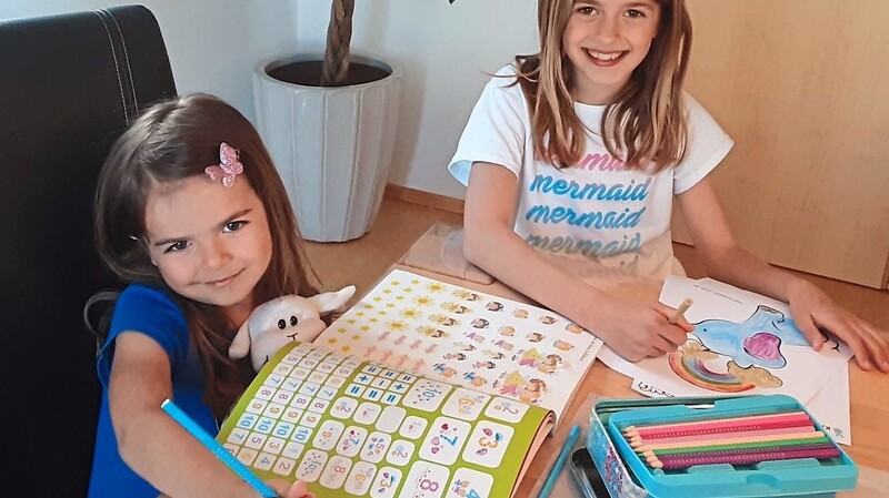 Magdalena und Hannah Dirrigl, 5 und 9 Jahre alt aus Sarching, malen und genießen die gemeinsame Zeit mit Papa und Mama.