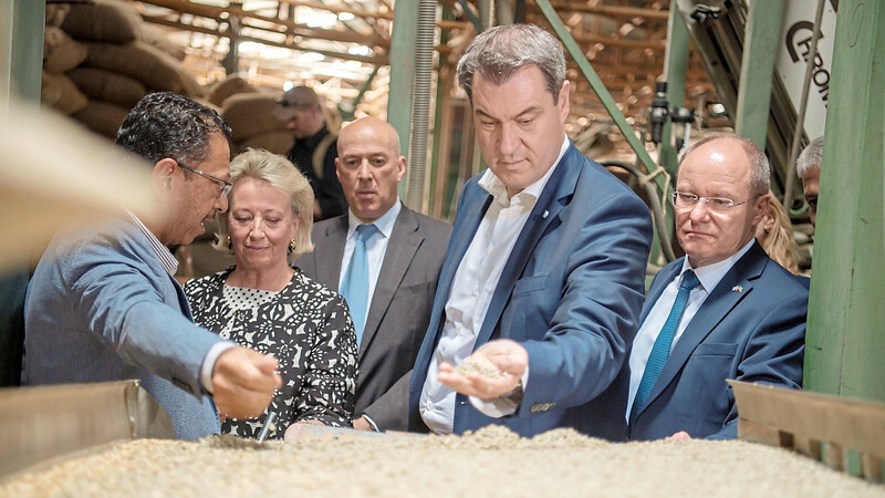 Bayerns Ministerpräsident Markus Söder (2. v. r.) und Marianne Wille vom Münchner Kaffeeröster Dallmayr lassen sich in der äthiopischen Hauptstadt Addis Abeba die Kaffeefabrik der Familie Bagersh zeigen.