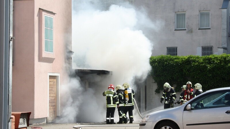 Eine Garage mit Abfalltonnen im Innenhof des Hotel Seethaler ist am Montagvormittag gegen 10.15 Uhr komplett ausgebrannt.