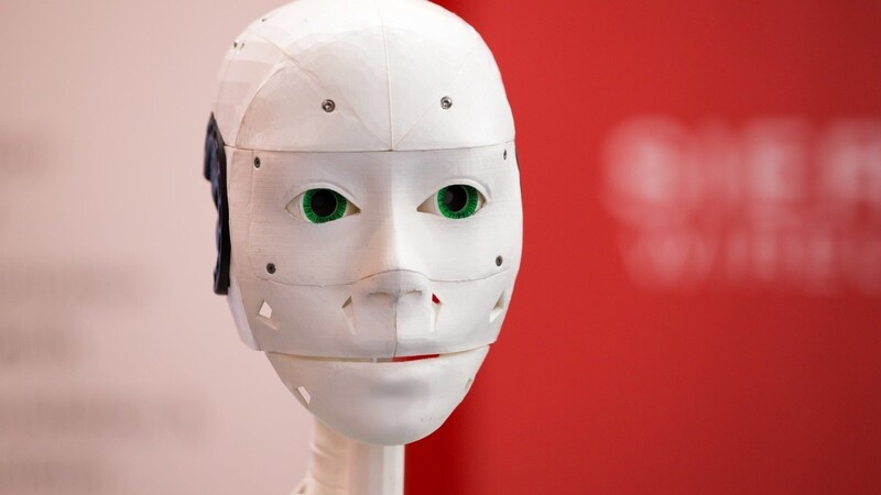 Kann ein Roboter je menschliches Bewusstsein erlangen ? Denken ist mehr als eine Rechenleistung: Emotionen und Körpergefühl gehören dazu. Und das ist erst einmal nicht produzierbar, so Professor Weber.