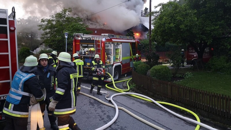 Von einem Zimmerbrand zu einem Vollbrand: Bis die Feuerwehrler bei dem Wohnhaus eintrafen, stand es bereits in Flammen.