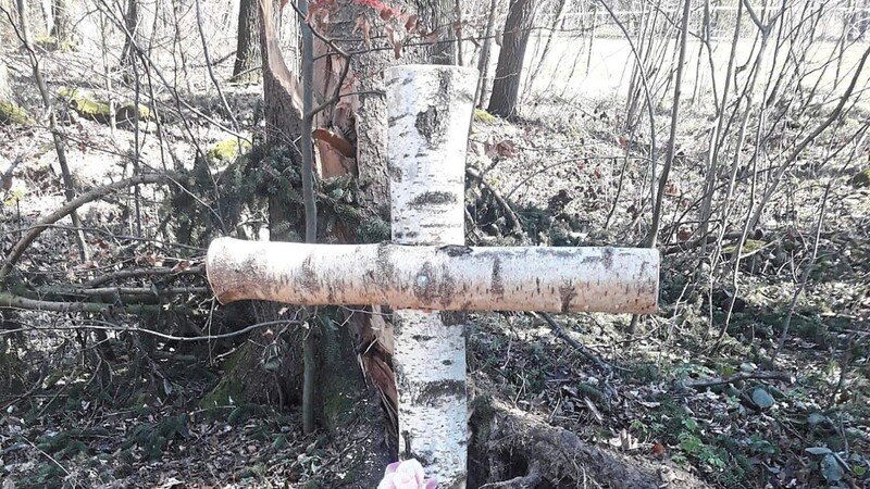 Für das Heldengrab am Waldcafé hat Hein Urban ein neues Birkenkreuz gezimmert. Seine Enkelin hat eine Wachsblume als Zierde gespendet.