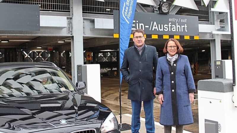 Manfred Koller und Oberbürgermeisterin Gertrud Maltz-Schwarzfischer eröffneten am Freitag das umstrittene Bauprojekt.