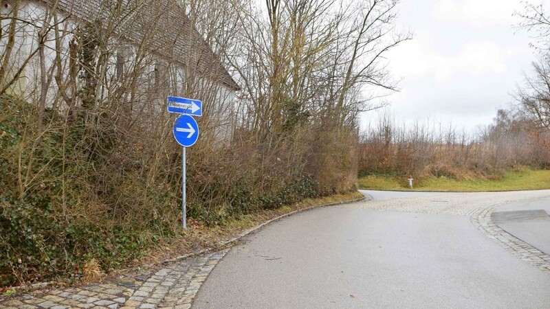 Ab sofort gilt am Bucher Schulberg bergaufwärts eine Einbahnstraßenregelung. Die Schilder wurden am Dienstag montiert.